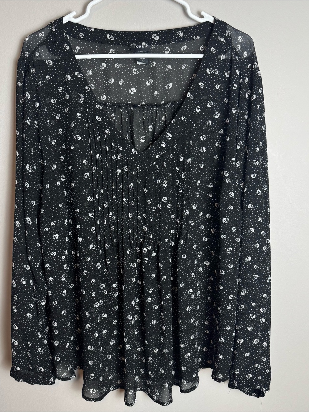 Torrid Sheer Black White Ditsy Floral Print Pin-tuck Chest Blouse Size 3